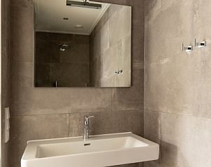 Moderne badkamer in Hooivak vakantieverblijf, Hollum Ameland met wastafel.