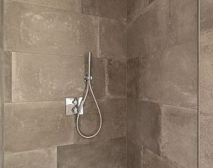 Stijlvolle douche in Hooivak appartement, Hollum Ameland met regendouche.