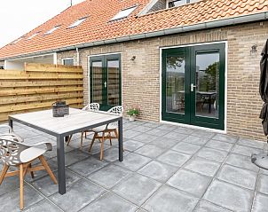 Buitenterras van Hooivak vakantiehuis, Hollum Ameland met tuinmeubilair.