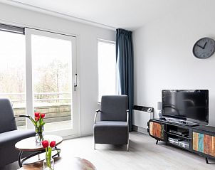 Lichte woonkamer met uitzicht op natuur in Amelander Kaap 126, Hollum, Ameland.