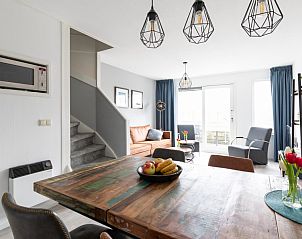 Open leefruimte in Amelander Kaap 126, Hollum, Ameland met eet- en zitgedeelte.