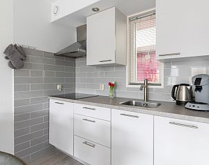 Moderne keuken met apparatuur in Amelander Kaap 126, Hollum, Ameland.