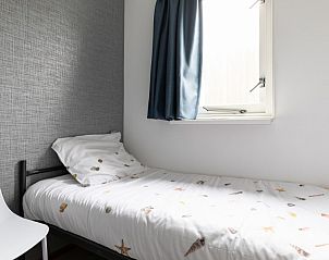 Eenpersoonskamer met raam in Amelander Kaap 126, Hollum, Ameland.