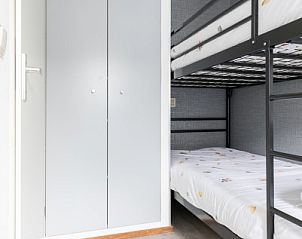 Stapelbed in kindvriendelijke kamer van Amelander Kaap 126, Hollum, Ameland.