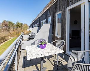 Balkon met zitgelegenheid bij Amelander Kaap 126, Hollum, Ameland.