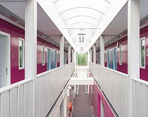 Binnenkant van complex Amelander Kaap 126, Hollum, Ameland met helder dak.