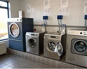 Wasserette met wasmachines bij Amelander Kaap 126, Hollum, Ameland.