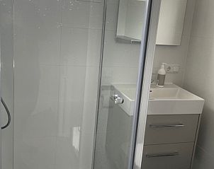 Moderne badkamer met douche in Amelander Kaap 126, Hollum, Ameland.