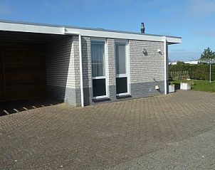 Fassade des Fairway-Bungalows in Hollum, Ameland, Watteninseln.
