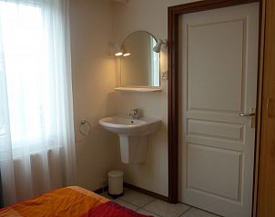 Mbliertes Schlafzimmer in Fairway Bungalow, Hollum, Ameland, Watteninseln.