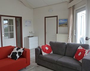 Helles Wohnzimmer im Fairway-Bungalow, Hollum, Ameland, Watteninseln.
