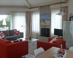 Esszimmer mit Aussicht im Fairway-Bungalow, Hollum, Ameland, Watteninseln.