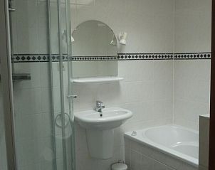 Modernes Badezimmer im Fairway-Bungalow, Hollum, Ameland, Watteninseln.