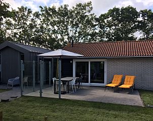 Geniet van de zonnige patio en moderne veranda van Bornrif Luxe 6, een vakantiehuis in Hollum, Ameland op de Waddeneilanden.