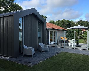 Bornrif Luxe 6 bungalow in Hollum, Ameland met moderne buitenruimte en terras op de Waddeneilanden, omringd door natuur.