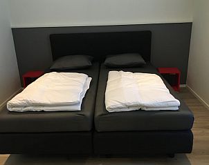 Gezellige eetkamer in Bornrif Luxe 6, een vakantiehuis in Hollum, Ameland, met moderne inrichting en veel natuurlijk licht.