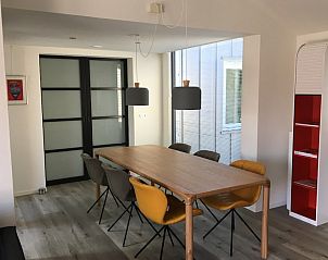 Stijlvolle woonkamer van Bornrif Luxe 6 vakantiehuis in Hollum, Ameland met moderne inrichting en comfortabele zithoek.