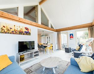 Gemtliches Wohnzimmer von Waddenlodge 6+2, einem Ferienhaus in Hollum, Ameland. Helle Einrichtung mit bequemen Sitzgelegenheiten und viel natrlichem Licht.