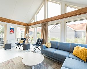 Gerumiges Wohnzimmer von Waddenlodge 6+2, einem Ferienhaus in Hollum, Ameland, mit viel Licht und gemtlicher Sitzecke.
