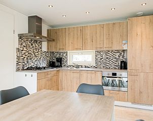 Komfortables Schlafzimmer in der Waddenlodge 6+2, einem Ferienhaus in Hollum, Ameland. Genieen Sie Ruhe und Natur auf den Watteninseln.