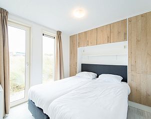 Attraktives Schlafzimmer in Waddenlodge 6+2 auf Ameland mit modernem Badezimmer und Holzakzenten, ideales Ferienhaus in Hollum, Watteninseln.