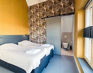 Slaapkamer met ensuite badkamer in Breeze 2, bed and breakfast in Hollum, Ameland.