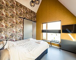 Lichte slaapkamer met uitzicht bij Breeze 2 bed and breakfast in Hollum, Ameland.