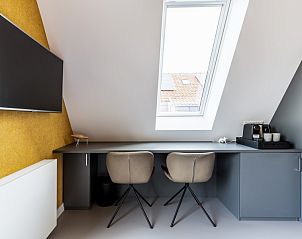 Stijlvolle werkplek met koffiezetapparaat in Breeze 2, Hollum, Ameland.