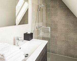 Moderne badkamer met douche in Breeze 2 bed and breakfast, Hollum, Ameland.