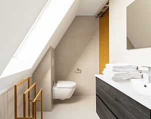 Ruime badkamer met natuurlijke lichtinval in Breeze 2, Hollum, Ameland.