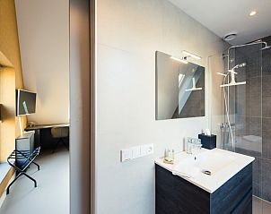 Badkamer met moderne faciliteiten in Breeze 2 bed and breakfast, Hollum, Ameland.