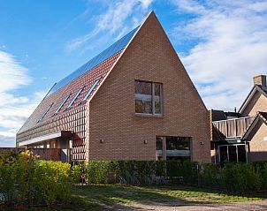 Exterieur van Breeze 2 bed and breakfast in Hollum, Ameland met blauwe lucht.