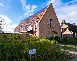Breeze 2 bed and breakfast in Hollum, Ameland omgeven door groene tuin.