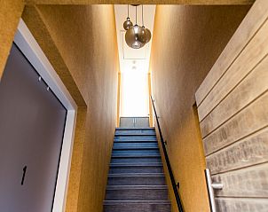 Trap met moderne verlichting in Breeze 2 bed and breakfast, Hollum, Ameland.