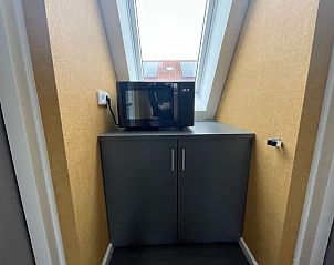 Compacte kitchenette met magnetron in Breeze 2, Hollum, Ameland.