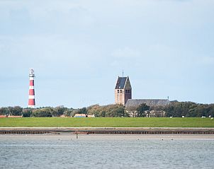 Vuurtoren en kerk in de verte vanaf Breeze 2, Hollum, Ameland.