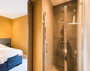 Luxe badkamer in Breeze 1 appartement, Hollum, Ameland, met moderne douche en stijlvolle afwerking.