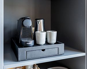 Koffiehoek met Nespresso in Breeze 1 appartement, Hollum, Ameland, voor een perfect begin van de dag.