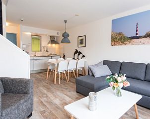 Ruime open keuken en eetgedeelte in Zilverschoon appartement, Hollum, Ameland, ideaal voor familiediners.