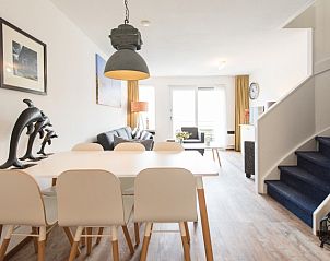 Eetkamer met moderne inrichting in Zilverschoon vakantieappartement, Hollum, Ameland, perfect voor gezellige maaltijden.