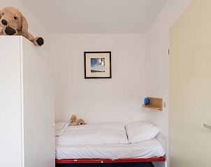 Gezellige kinderkamer met eenpersoonsbed in Zilverschoon accommodatie, Hollum, Ameland, ideaal voor jonge gasten.