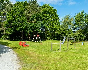 Speelplaats in de groene omgeving van Wad appartement, Hollum, Ameland ideaal voor kinderen.