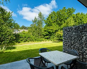 Uitzicht vanaf het terras van Appartment Amelander Kaap, Hollum, Ameland met weelderige natuur.