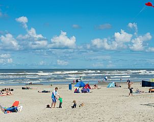 Zonnig strand bij Appartment Amelander Kaap, Hollum, Ameland met recreatie en ontspanning.