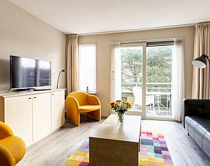 Lichte leefruimte in Bornrif vakantieappartement, Hollum, Ameland met moderne inrichting.