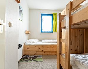 Knusse slaapkamer in Bornrif appartement, Hollum, Ameland met stapelbed en enkel bed.