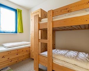 Gezellige kinderkamer in Bornrif, Hollum, Ameland met stapelbed en natuurlijk licht.