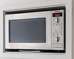 Moderne magnetron in Bornrif vakantieappartement, Hollum, Ameland voor gemak.