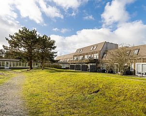 Buitenkant van Bornrif vakantieappartementen, Hollum, Ameland omgeven door natuur.