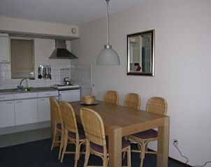 Essecke der Ferienwohnung Amelander Kaap Nr. 54 in Hollum, Ameland, mit groem Tisch und Kche.